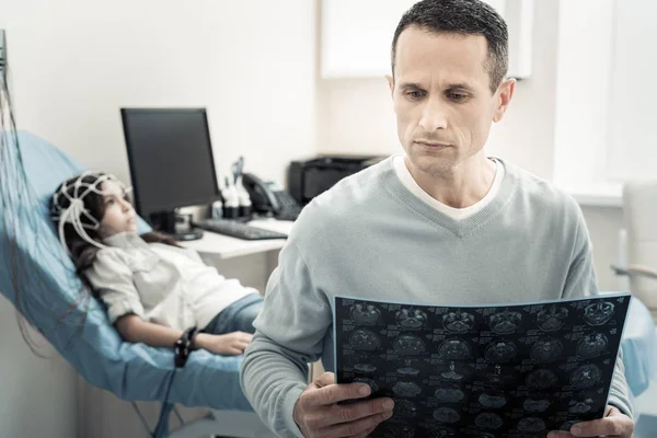 Ernstige knappe man bestuderen van een X-ray scannen — Stockfoto