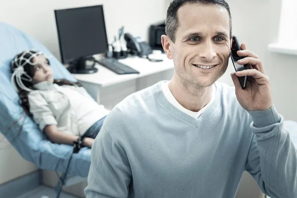 Positivo hombre encantado hablando por teléfono — Foto de Stock