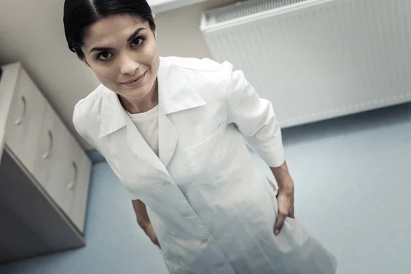 Trevlig kvinnlig läkare som arbetar på sjukhuset — Stockfoto