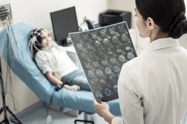 X 레이 검사를 공부 하는 전문 여성 신경과 — 스톡 사진