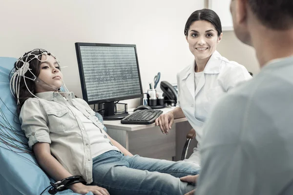 Trevligt positiva läkare sitter framför datorn — Stockfoto