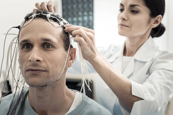 Porträtt av en trevlig stilig man bär elektroder — Stockfoto