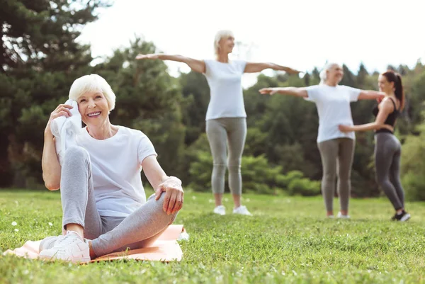 Mujer alegre y alegre descansando — Foto de Stock