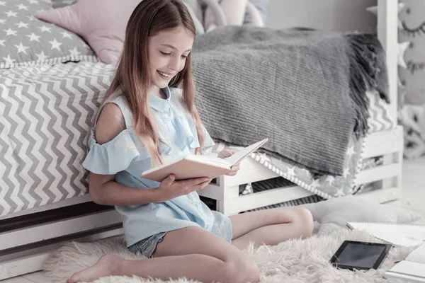 Szczęśliwa dziewczyna czytając książkę na podłodze — Zdjęcie stockowe