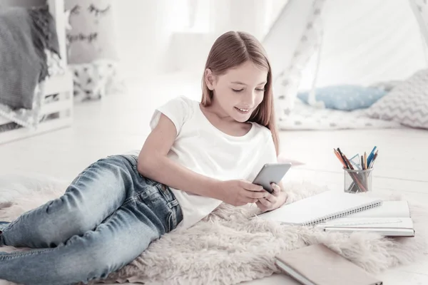 Fröhliches Mädchen plaudert auf ihrem Handy — Stockfoto