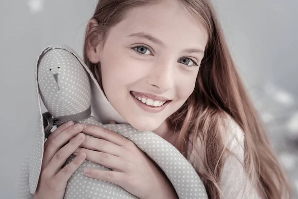 Gadis yang penuh inspirasi memeluk mainannya — Stok Foto