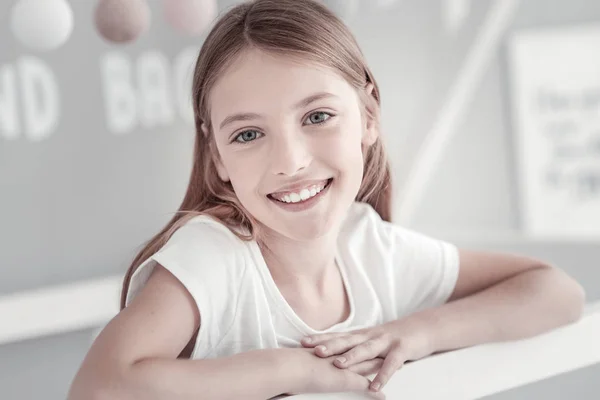 Muito alegre menina de cabelos compridos irradiando — Fotografia de Stock