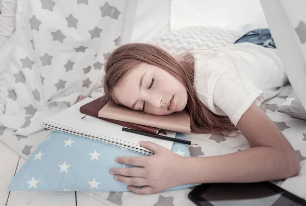 可爱的女孩睡在她的笔记本上 — 图库照片