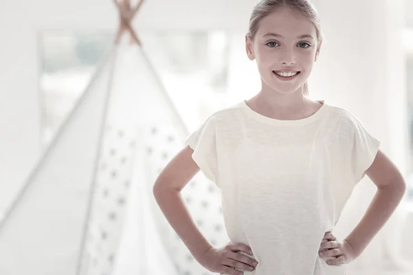 Hermosa chica sonriendo y usando una camiseta —  Fotos de Stock