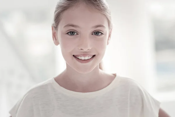 Szép aranyos hosszú hajú lány mosolyogva — Stock Fotó
