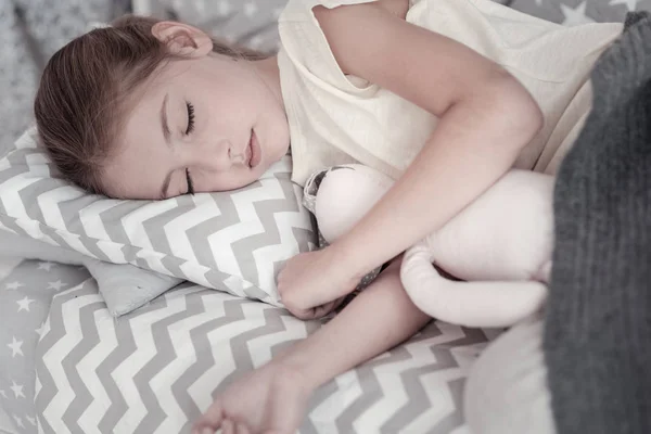 Ωραίο κορίτσι στον ύπνο με το παιχνίδι της — Φωτογραφία Αρχείου