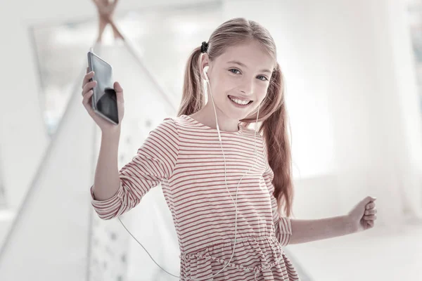 Sonriente chica escuchando música —  Fotos de Stock