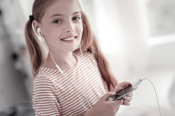 Χαμογελάει χαριτωμένο κορίτσι ακούγοντας μουσική — Φωτογραφία Αρχείου