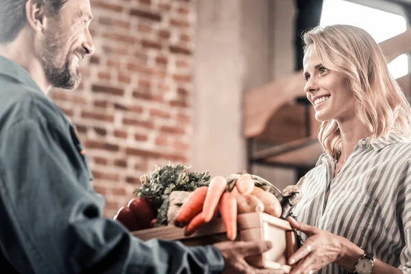 Positivo bella donna sorridente al fattorino — Foto Stock