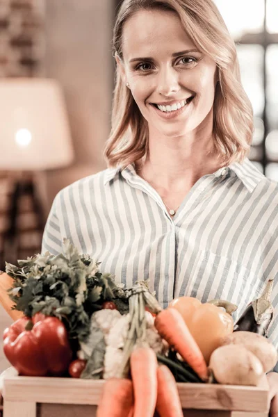 Радостная женщина наслаждается овощами — стоковое фото