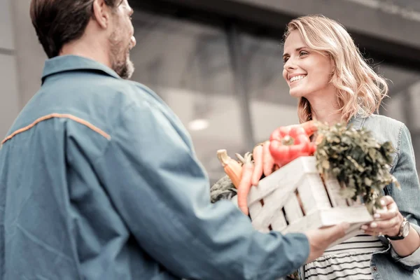 Glædelig glædelig kvinde tager hendes ordre - Stock-foto