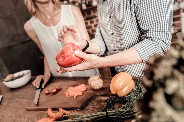 Foco seletivo de pimenta estar em mãos de um cozinheiro profissional — Fotografia de Stock