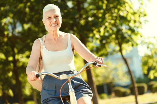 Feliz mulher animada andando de bicicleta — Fotografia de Stock