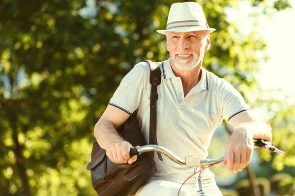 Felice uomo anziano in sella a una bicicletta — Foto Stock