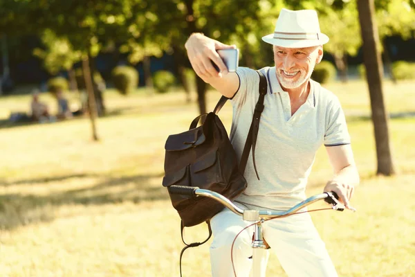 Fotoğraf çekmeyi çok mutlu neşeli adam