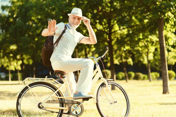 Güzel memnun adam Bisiklete binmek — Stok fotoğraf