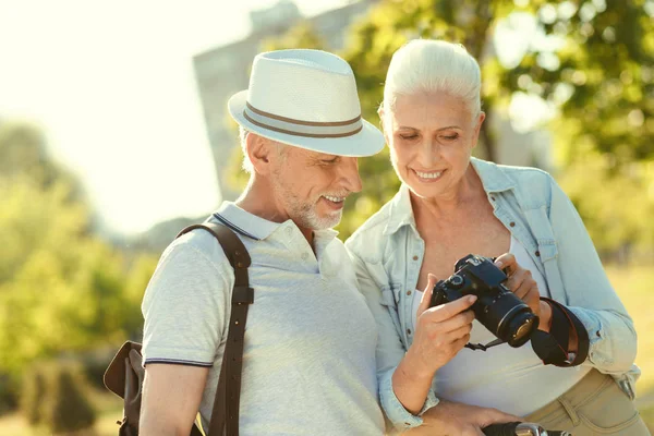 Radostné starší žena ukazovat fotografie — Stock fotografie