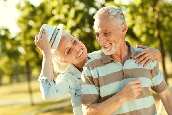 Glückliche positive Frau hält ihren Hut — Stockfoto