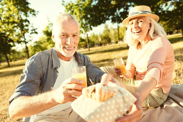 Joyful vänlig man erbjuder dig en croissant — Stockfoto