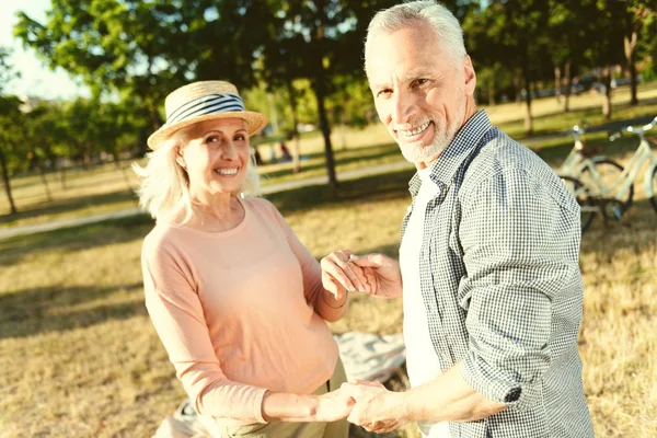 Alegre pareja de ancianos cogidos de la mano — Foto de Stock