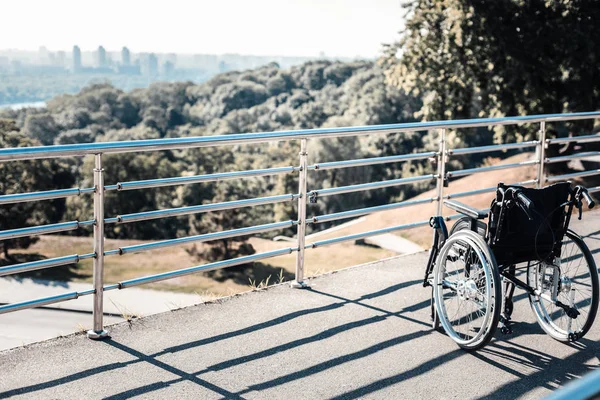 Primer plano de una silla de ruedas moderna — Foto de Stock
