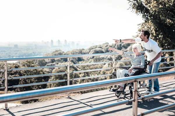 Alegre buen hombre señalando con su mano — Foto de Stock