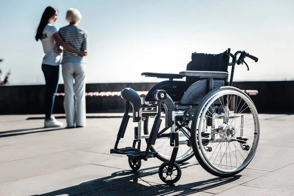 Foco seletivo de uma cadeira de rodas em pé no chão — Fotografia de Stock