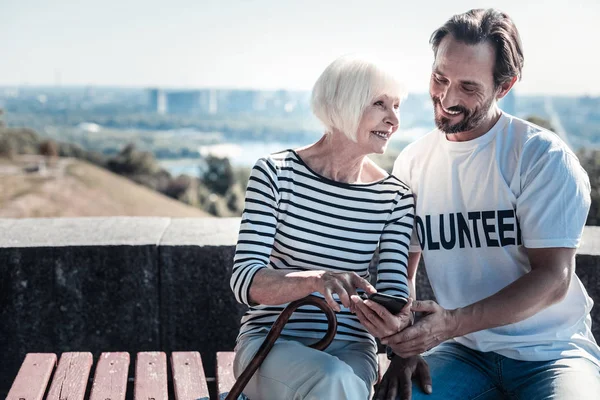 Glad äldre kvinna med en smartphone — Stockfoto