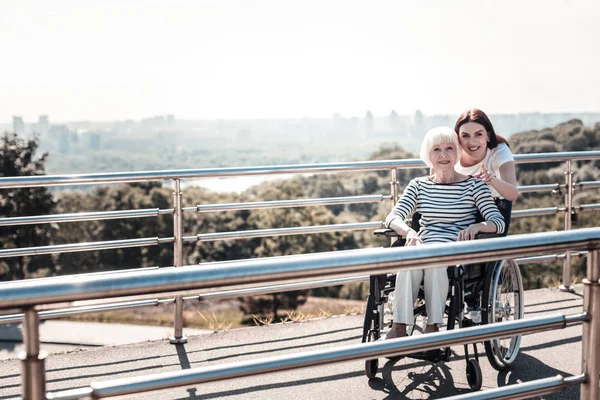 Θετική ανάπηρη γυναίκα έξω — Φωτογραφία Αρχείου