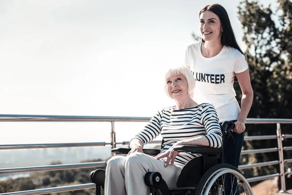 Glückliche Ehrenamtliche — Stockfoto