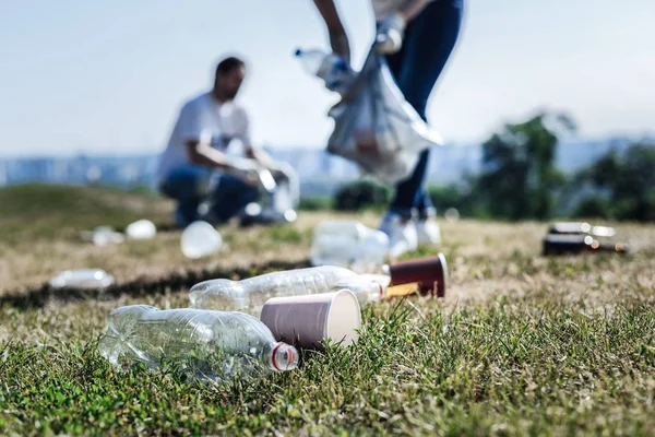 Селективный фокус мусора, лежащего на траве — стоковое фото