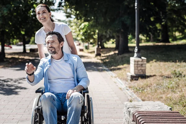 Aardige gezellige man genieten van zijn wandeling — Stockfoto