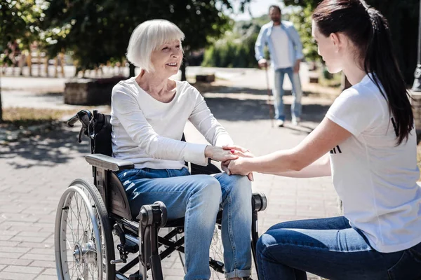 Alegre anciana siendo agradecida por el apoyo — Foto de Stock