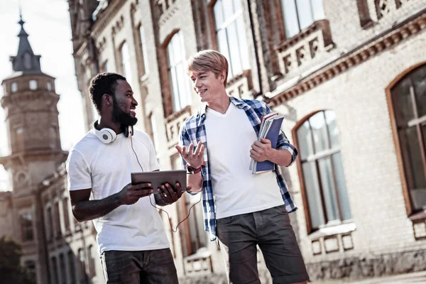 Pozitif neşeli öğrenciler birbirine bakarak