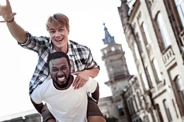 Gioioso uomo positivo divertirsi con il suo amico — Foto Stock