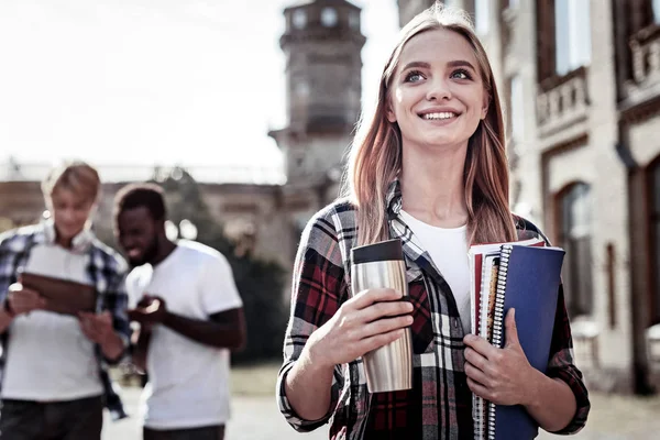 Atractiva joven mujer sosteniendo sus libros — Foto de Stock