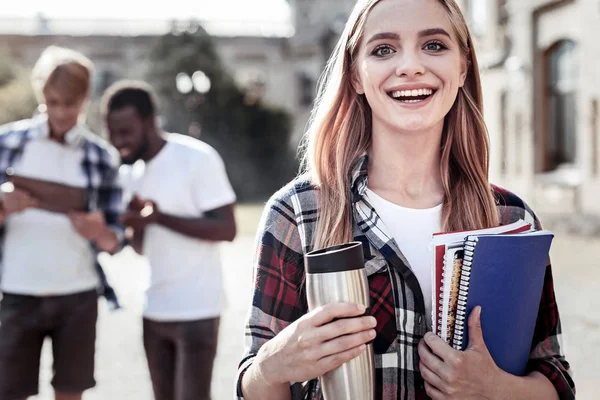 Glad positiv kvinna som tittar på dig — Stockfoto