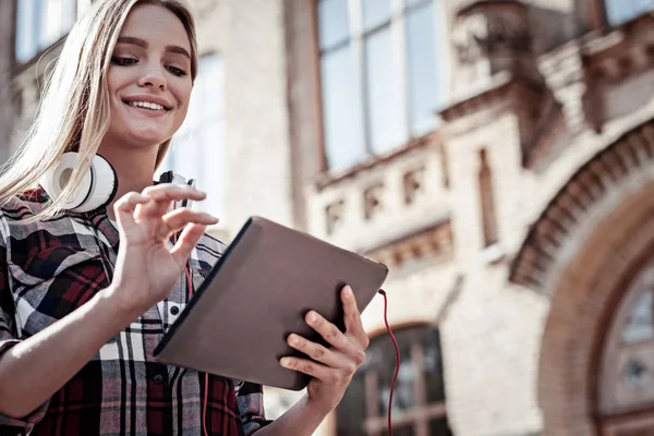 Jovem encantada usando um tablet — Fotografia de Stock