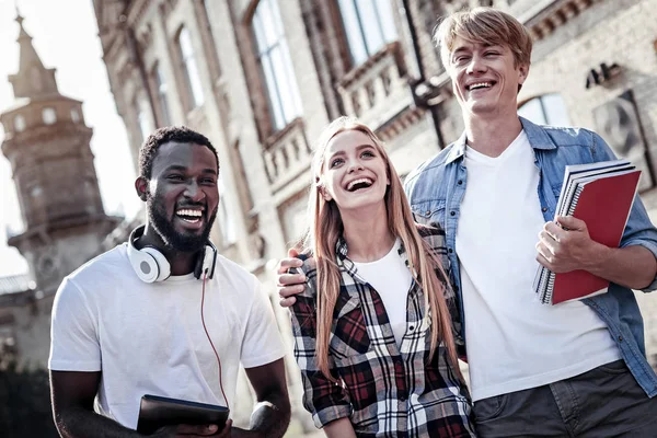 Positieve blij studenten plezier — Stockfoto