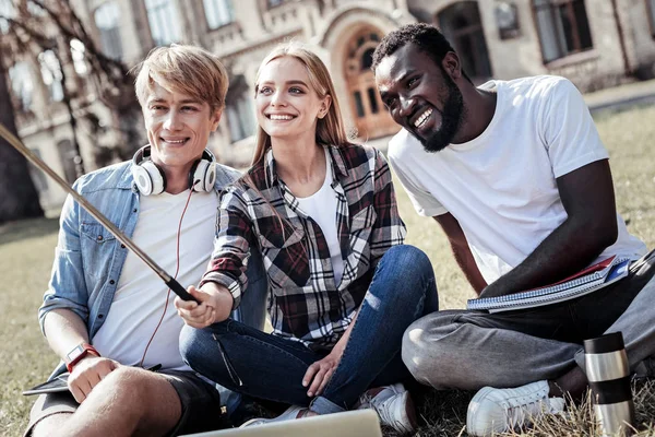 Blij mooie vrouw die een selfie — Stockfoto