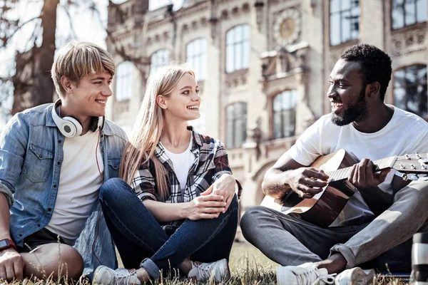 Przystojny mężczyzna pozytywne granie na gitarze — Zdjęcie stockowe