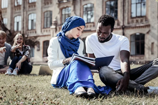 Joli étudiant intelligent se préparant pour un examen — Photo