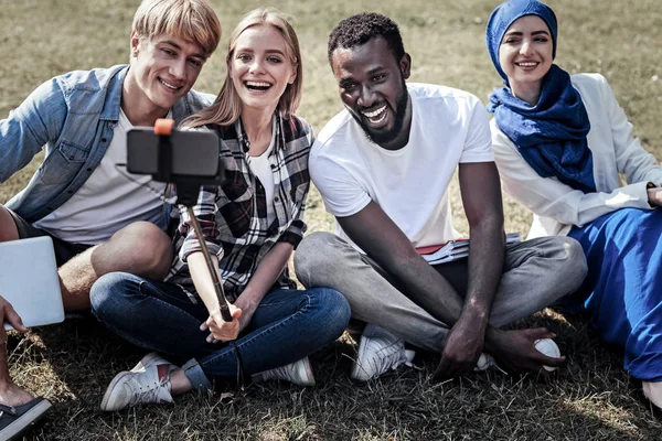 Feliz alegre estudiantes tomando selfie —  Fotos de Stock