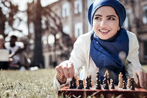 Încântată femeie inteligentă jucând șah — Fotografie, imagine de stoc