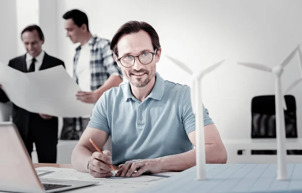 Schöner bärtiger Mann mit Idee — Stockfoto